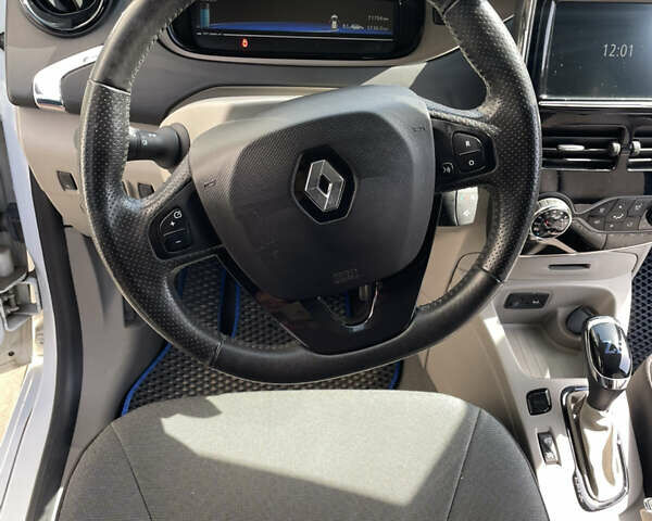 Белый Рено Зое, объемом двигателя 0 л и пробегом 71 тыс. км за 7000 $, фото 15 на Automoto.ua