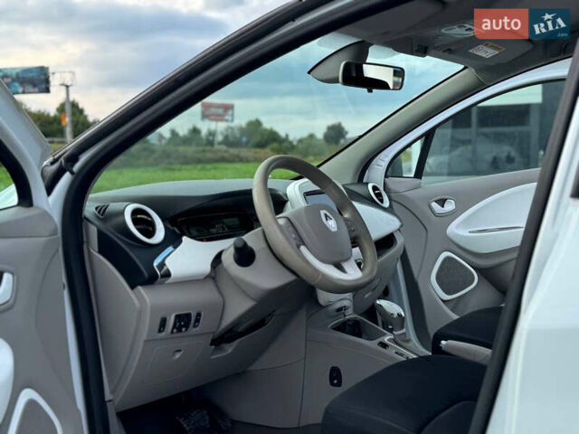 Белый Рено Зое, объемом двигателя 0 л и пробегом 164 тыс. км за 5999 $, фото 12 на Automoto.ua