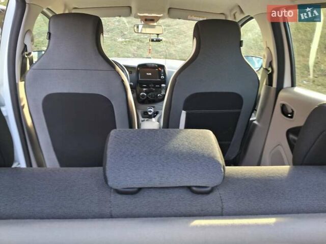 Білий Рено Зое, об'ємом двигуна 0 л та пробігом 85 тис. км за 8500 $, фото 8 на Automoto.ua