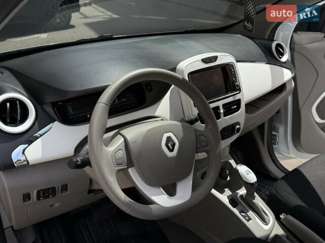 Белый Рено Зое, объемом двигателя 0 л и пробегом 50 тыс. км за 7650 $, фото 17 на Automoto.ua