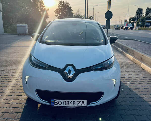 Белый Рено Зое, объемом двигателя 0 л и пробегом 70 тыс. км за 7500 $, фото 1 на Automoto.ua