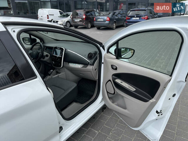 Белый Рено Зое, объемом двигателя 0 л и пробегом 89 тыс. км за 8200 $, фото 7 на Automoto.ua