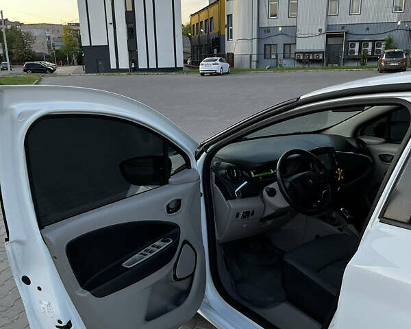 Белый Рено Зое, объемом двигателя 0 л и пробегом 76 тыс. км за 7799 $, фото 9 на Automoto.ua