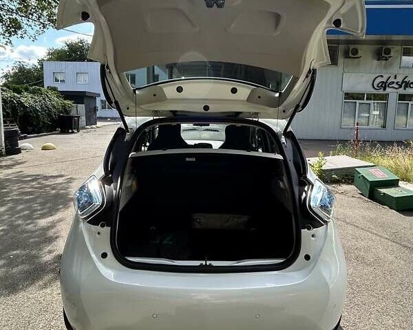 Белый Рено Зое, объемом двигателя 0 л и пробегом 94 тыс. км за 7500 $, фото 5 на Automoto.ua