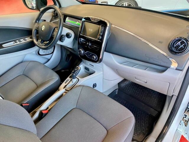 Белый Рено Зое, объемом двигателя 0 л и пробегом 79 тыс. км за 5550 $, фото 14 на Automoto.ua