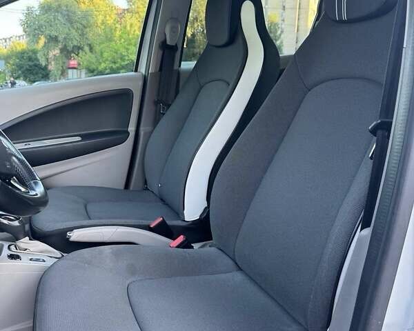 Білий Рено Зое, об'ємом двигуна 0 л та пробігом 100 тис. км за 7800 $, фото 32 на Automoto.ua