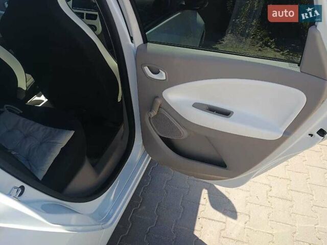 Белый Рено Зое, объемом двигателя 0 л и пробегом 130 тыс. км за 7200 $, фото 7 на Automoto.ua