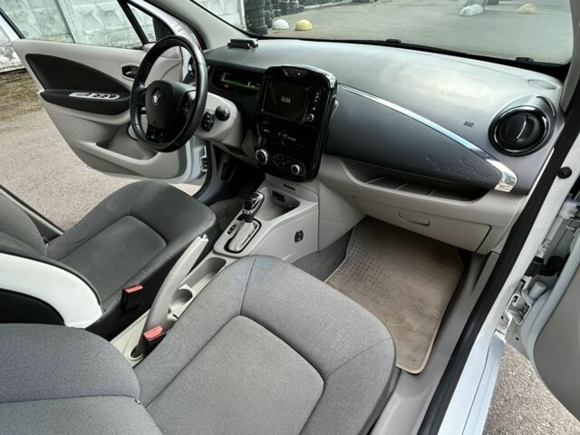 Белый Рено Зое, объемом двигателя 0 л и пробегом 93 тыс. км за 7500 $, фото 8 на Automoto.ua