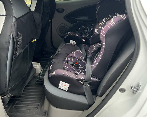 Белый Рено Зое, объемом двигателя 0 л и пробегом 89 тыс. км за 8200 $, фото 15 на Automoto.ua