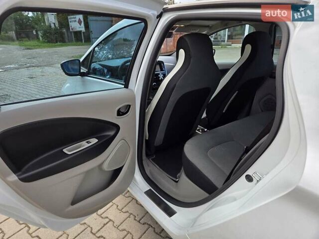 Белый Рено Зое, объемом двигателя 0 л и пробегом 147 тыс. км за 5900 $, фото 13 на Automoto.ua