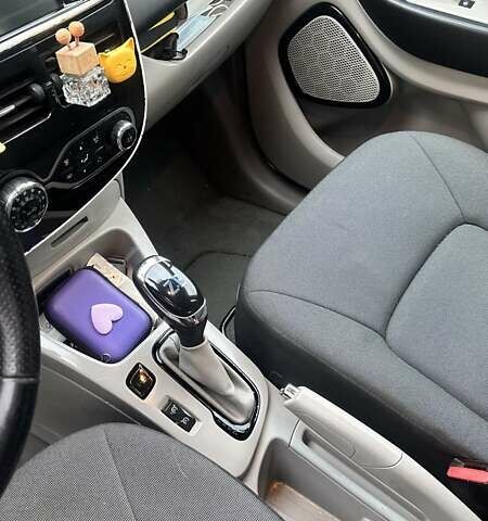 Белый Рено Зое, объемом двигателя 0 л и пробегом 147 тыс. км за 7000 $, фото 9 на Automoto.ua