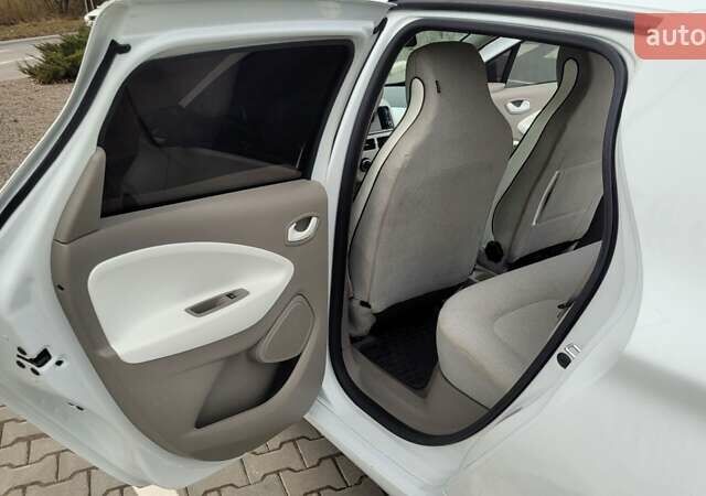 Белый Рено Зое, объемом двигателя 0 л и пробегом 108 тыс. км за 6500 $, фото 16 на Automoto.ua