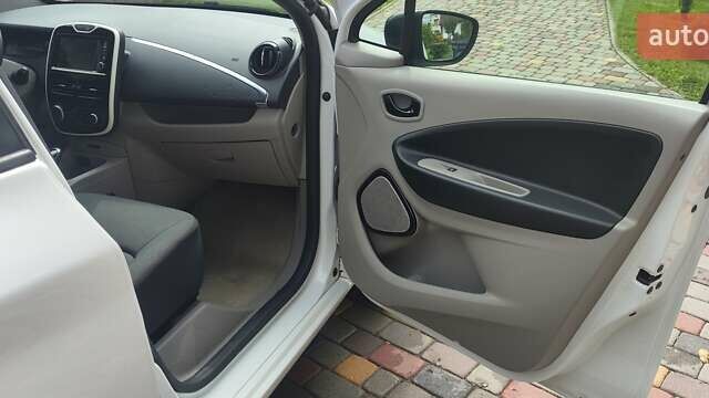 Белый Рено Зое, объемом двигателя 0 л и пробегом 71 тыс. км за 7850 $, фото 29 на Automoto.ua