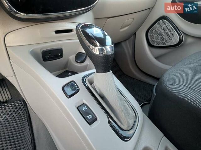 Белый Рено Зое, объемом двигателя 0 л и пробегом 51 тыс. км за 6995 $, фото 42 на Automoto.ua