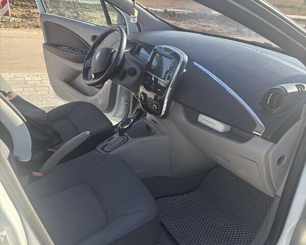 Білий Рено Зое, об'ємом двигуна 0 л та пробігом 105 тис. км за 7100 $, фото 10 на Automoto.ua
