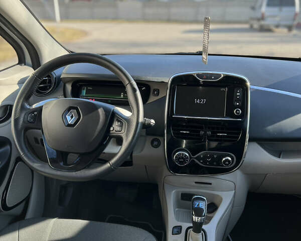 Белый Рено Зое, объемом двигателя 0 л и пробегом 50 тыс. км за 6700 $, фото 17 на Automoto.ua