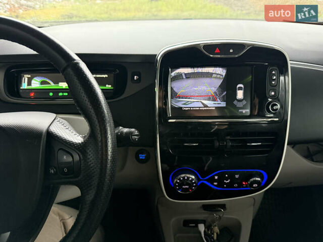 Белый Рено Зое, объемом двигателя 0 л и пробегом 130 тыс. км за 6999 $, фото 11 на Automoto.ua