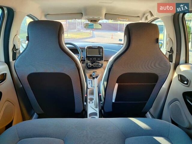 Белый Рено Зое, объемом двигателя 0 л и пробегом 62 тыс. км за 6750 $, фото 23 на Automoto.ua