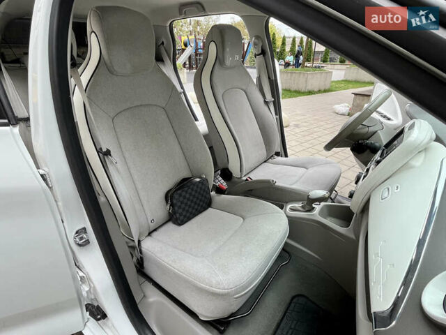 Белый Рено Зое, объемом двигателя 0 л и пробегом 108 тыс. км за 6499 $, фото 17 на Automoto.ua