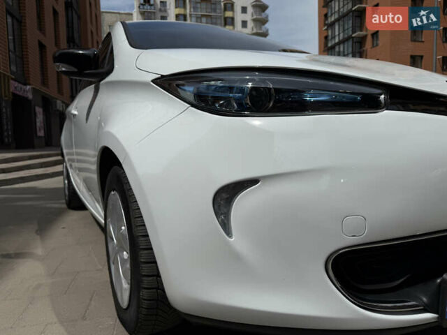 Белый Рено Зое, объемом двигателя 0 л и пробегом 50 тыс. км за 7650 $, фото 15 на Automoto.ua