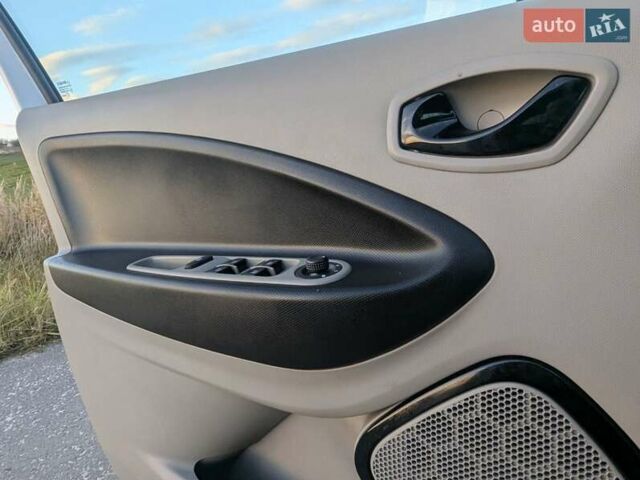 Белый Рено Зое, объемом двигателя 0 л и пробегом 51 тыс. км за 6995 $, фото 37 на Automoto.ua