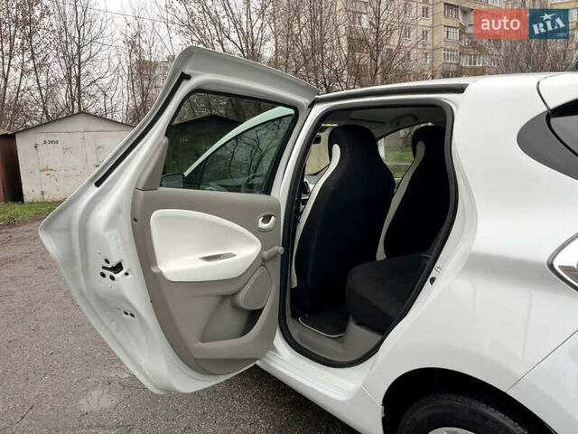 Белый Рено Зое, объемом двигателя 0 л и пробегом 115 тыс. км за 5950 $, фото 11 на Automoto.ua