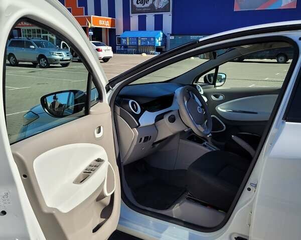 Білий Рено Зое, об'ємом двигуна 0 л та пробігом 147 тис. км за 9000 $, фото 9 на Automoto.ua