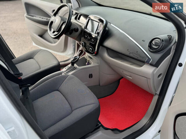 Белый Рено Зое, объемом двигателя 0 л и пробегом 75 тыс. км за 6500 $, фото 14 на Automoto.ua