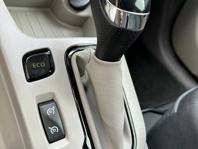 Белый Рено Зое, объемом двигателя 2 л и пробегом 77 тыс. км за 7200 $, фото 19 на Automoto.ua