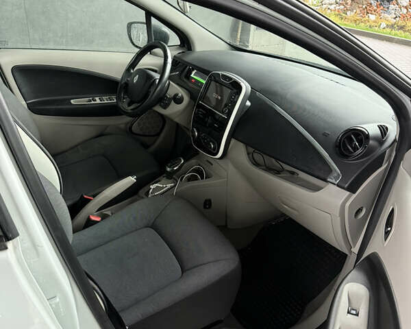 Белый Рено Зое, объемом двигателя 0 л и пробегом 130 тыс. км за 6999 $, фото 4 на Automoto.ua