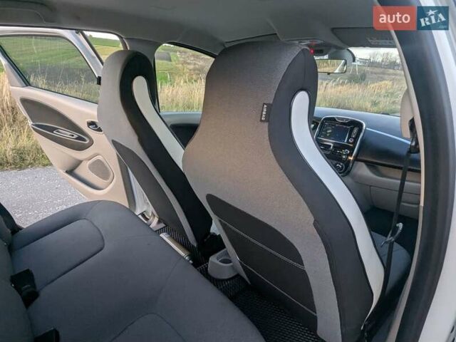 Белый Рено Зое, объемом двигателя 0 л и пробегом 51 тыс. км за 6995 $, фото 44 на Automoto.ua