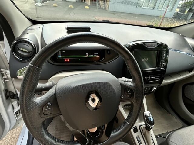 Белый Рено Зое, объемом двигателя 0 л и пробегом 93 тыс. км за 7500 $, фото 9 на Automoto.ua