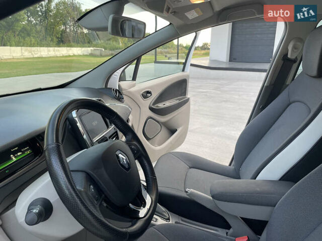 Белый Рено Зое, объемом двигателя 0 л и пробегом 74 тыс. км за 6900 $, фото 29 на Automoto.ua