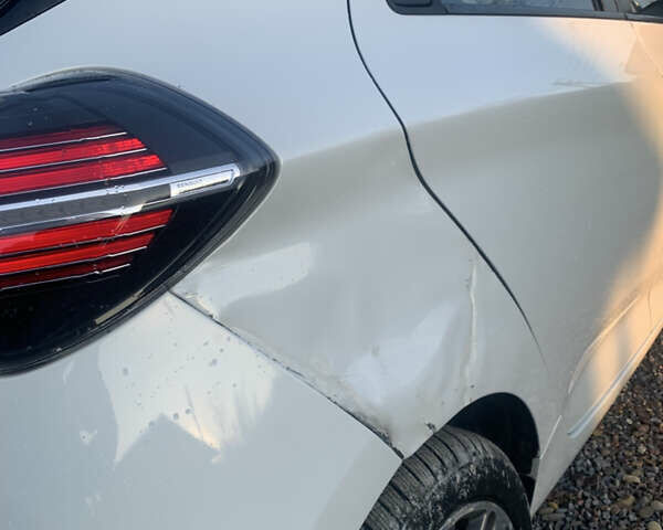 Белый Рено Зое, объемом двигателя 0 л и пробегом 85 тыс. км за 5950 $, фото 6 на Automoto.ua