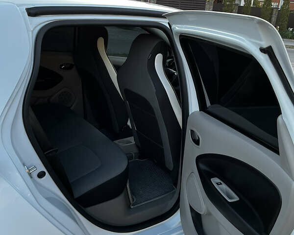 Белый Рено Зое, объемом двигателя 0 л и пробегом 76 тыс. км за 7799 $, фото 12 на Automoto.ua