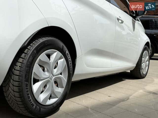 Белый Рено Зое, объемом двигателя 0 л и пробегом 50 тыс. км за 7650 $, фото 13 на Automoto.ua