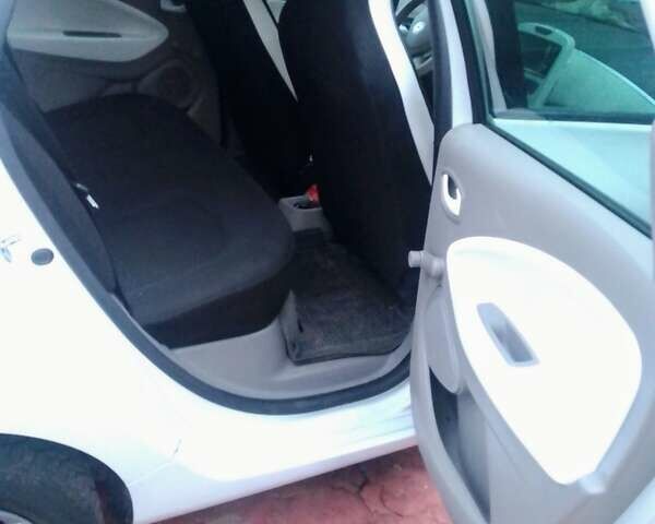 Белый Рено Зое, объемом двигателя 0 л и пробегом 152 тыс. км за 6999 $, фото 3 на Automoto.ua