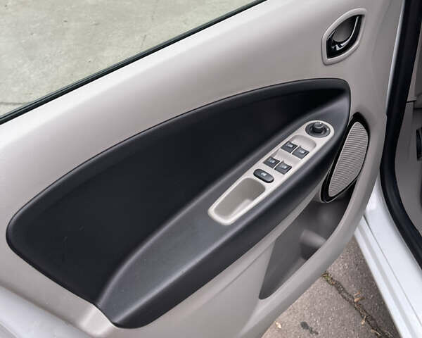 Белый Рено Зое, объемом двигателя 0 л и пробегом 115 тыс. км за 7100 $, фото 19 на Automoto.ua
