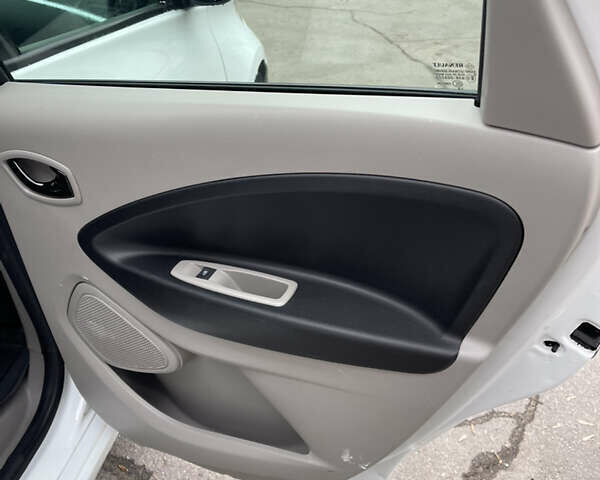 Белый Рено Зое, объемом двигателя 0 л и пробегом 115 тыс. км за 7100 $, фото 21 на Automoto.ua