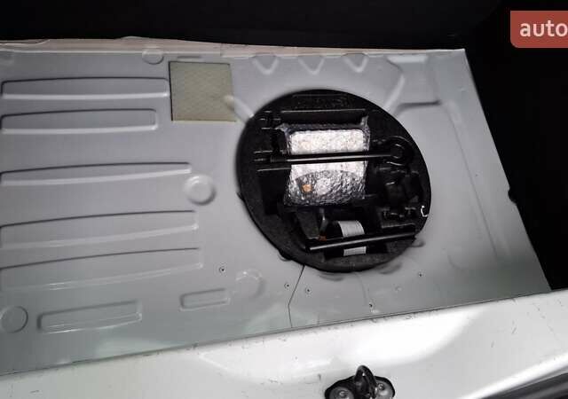 Белый Рено Зое, объемом двигателя 0 л и пробегом 61 тыс. км за 6600 $, фото 28 на Automoto.ua