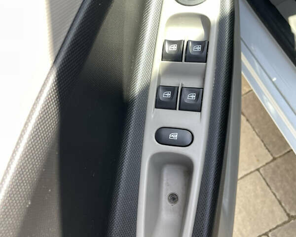 Белый Рено Зое, объемом двигателя 0 л и пробегом 71 тыс. км за 7000 $, фото 9 на Automoto.ua