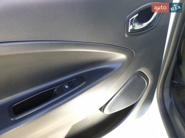 Белый Рено Зое, объемом двигателя 0 л и пробегом 81 тыс. км за 10300 $, фото 14 на Automoto.ua