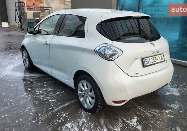 Белый Рено Зое, объемом двигателя 0 л и пробегом 121 тыс. км за 6600 $, фото 5 на Automoto.ua