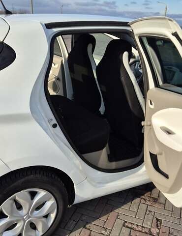 Белый Рено Зое, объемом двигателя 0 л и пробегом 84 тыс. км за 9600 $, фото 8 на Automoto.ua