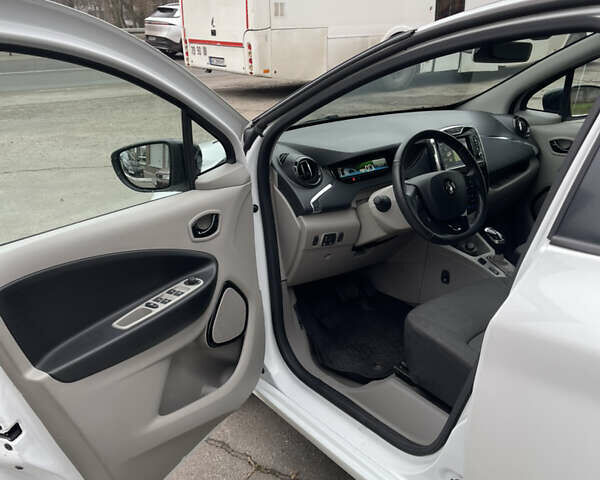 Белый Рено Зое, объемом двигателя 0 л и пробегом 115 тыс. км за 7100 $, фото 22 на Automoto.ua
