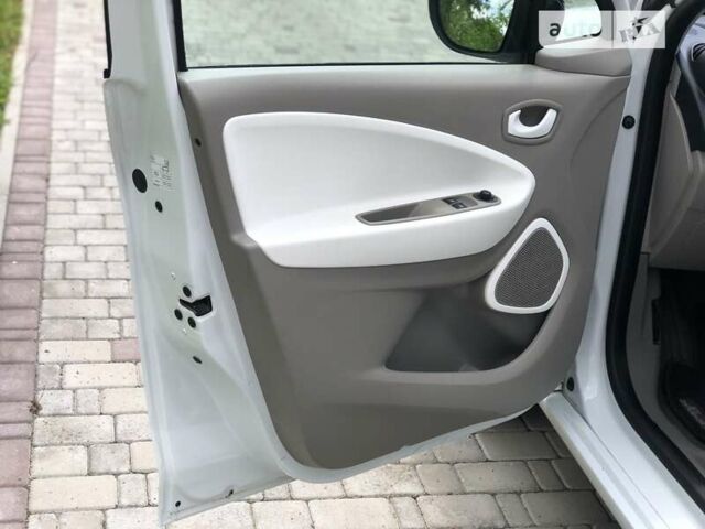 Белый Рено Зое, объемом двигателя 0 л и пробегом 100 тыс. км за 8299 $, фото 23 на Automoto.ua