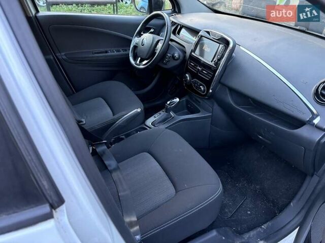 Білий Рено Зое, об'ємом двигуна 0 л та пробігом 70 тис. км за 9800 $, фото 2 на Automoto.ua