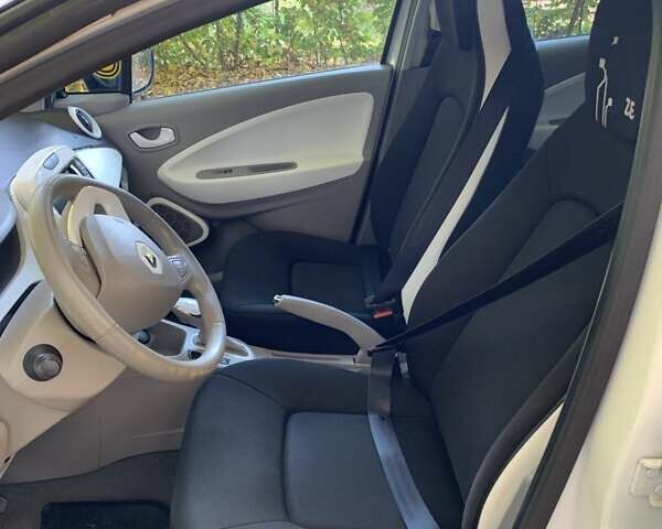 Белый Рено Зое, объемом двигателя 0 л и пробегом 92 тыс. км за 6800 $, фото 16 на Automoto.ua