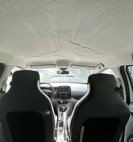 Белый Рено Зое, объемом двигателя 0 л и пробегом 94 тыс. км за 7500 $, фото 9 на Automoto.ua