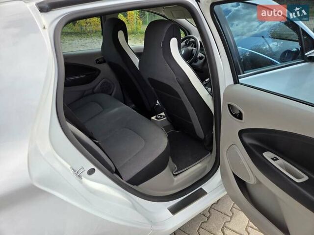 Белый Рено Зое, объемом двигателя 0 л и пробегом 147 тыс. км за 5900 $, фото 11 на Automoto.ua